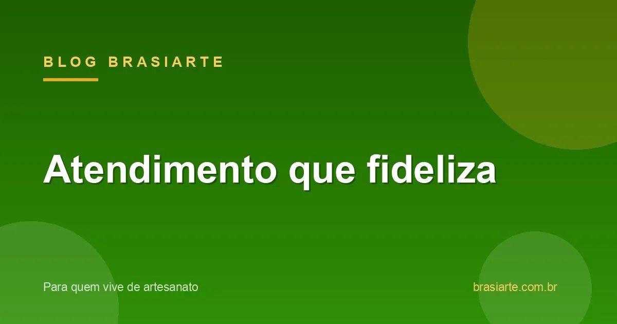 Artesã respondendo mensagens de clientes pelo celular