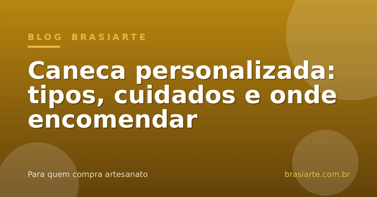 Caneca personalizada de cerâmica pintada à mão com nome sobre mesa de madeira