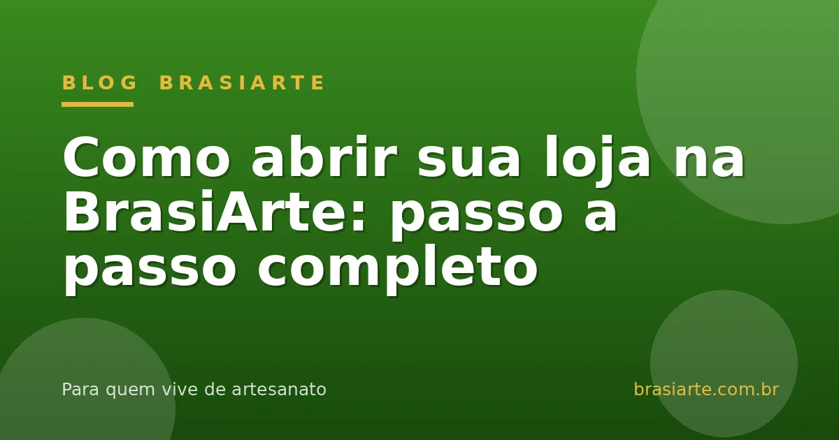 Mãos de artesã cadastrando produtos no notebook ao lado de peças artesanais