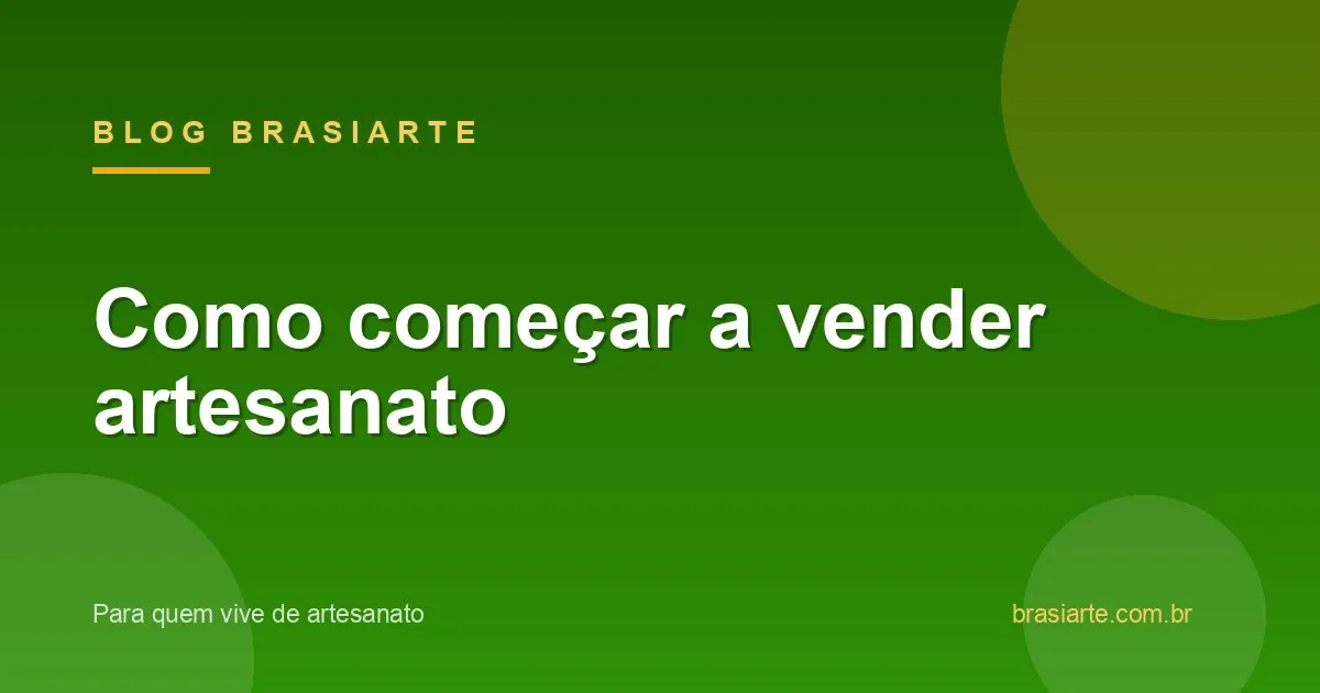 Artesã organizando peças feitas à mão na mesa de trabalho