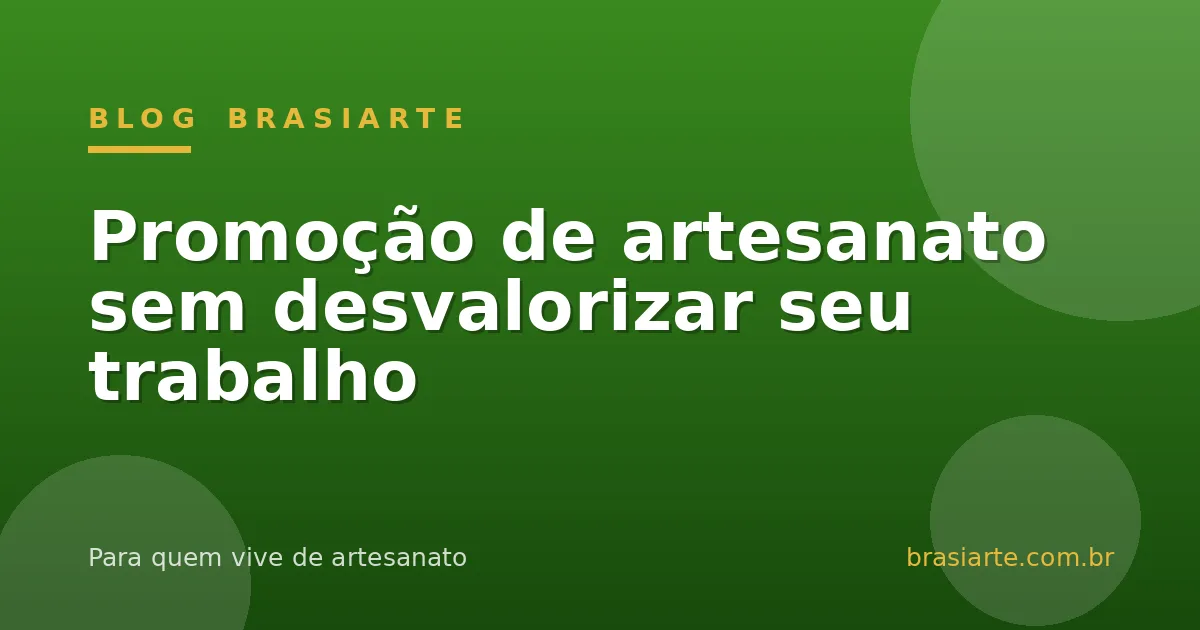Etiqueta de promoção escrita à mão sobre peças de artesanato na bancada
