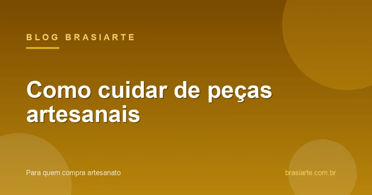 Peças artesanais de cerâmica e madeira organizadas em estante