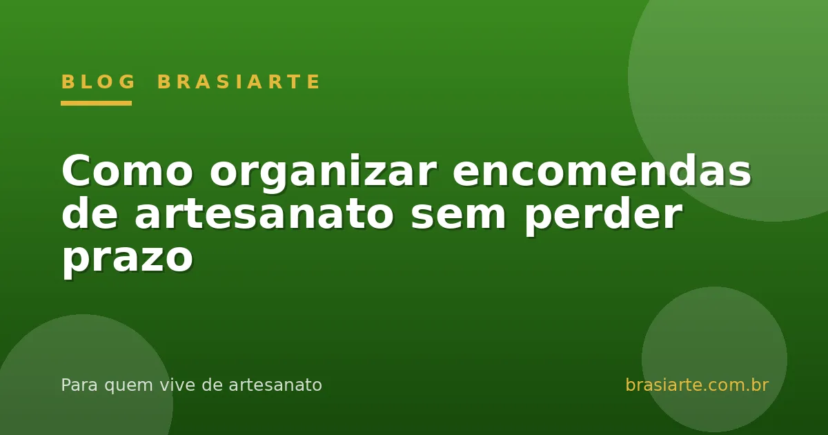 Artesã anotando encomendas em uma agenda de produção ao lado de peças artesanais