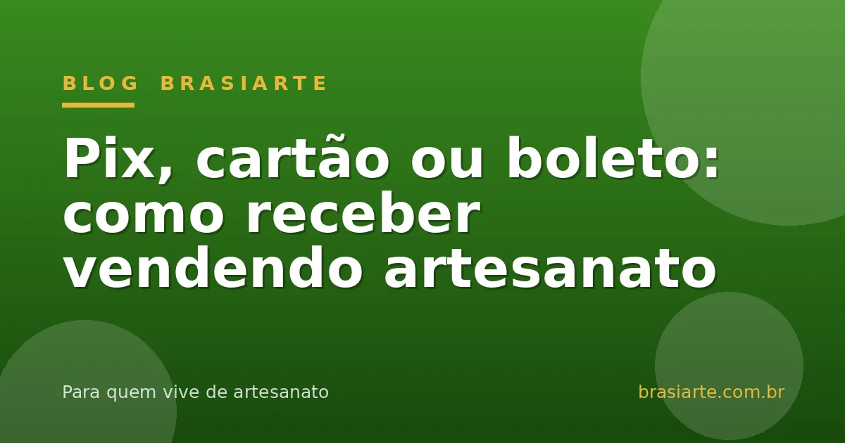 Artesão conferindo pagamento por Pix no celular com peças embaladas sobre a mesa