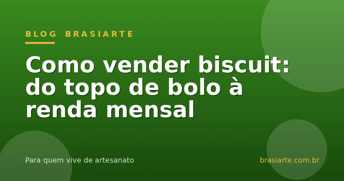 Topo de bolo de biscuit com personagens modelados à mão sobre a mesa