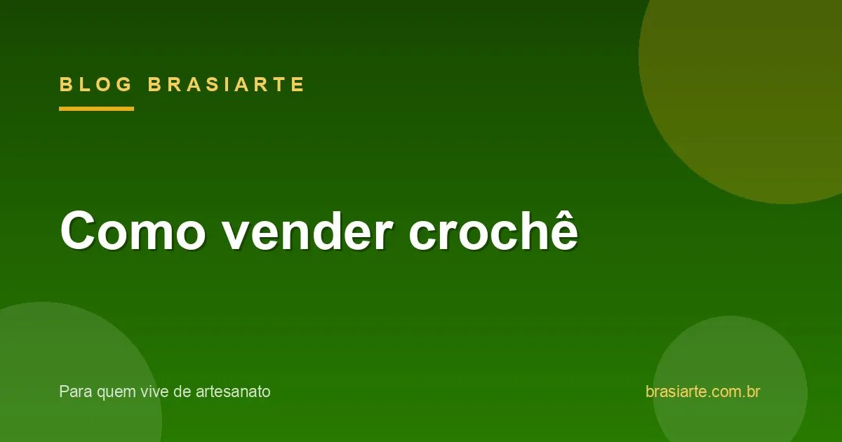 Peças de crochê coloridas com novelos e agulha sobre a mesa