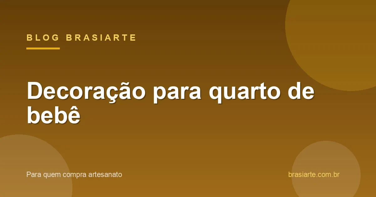 Quarto de bebê decorado com móbile e enxoval artesanal