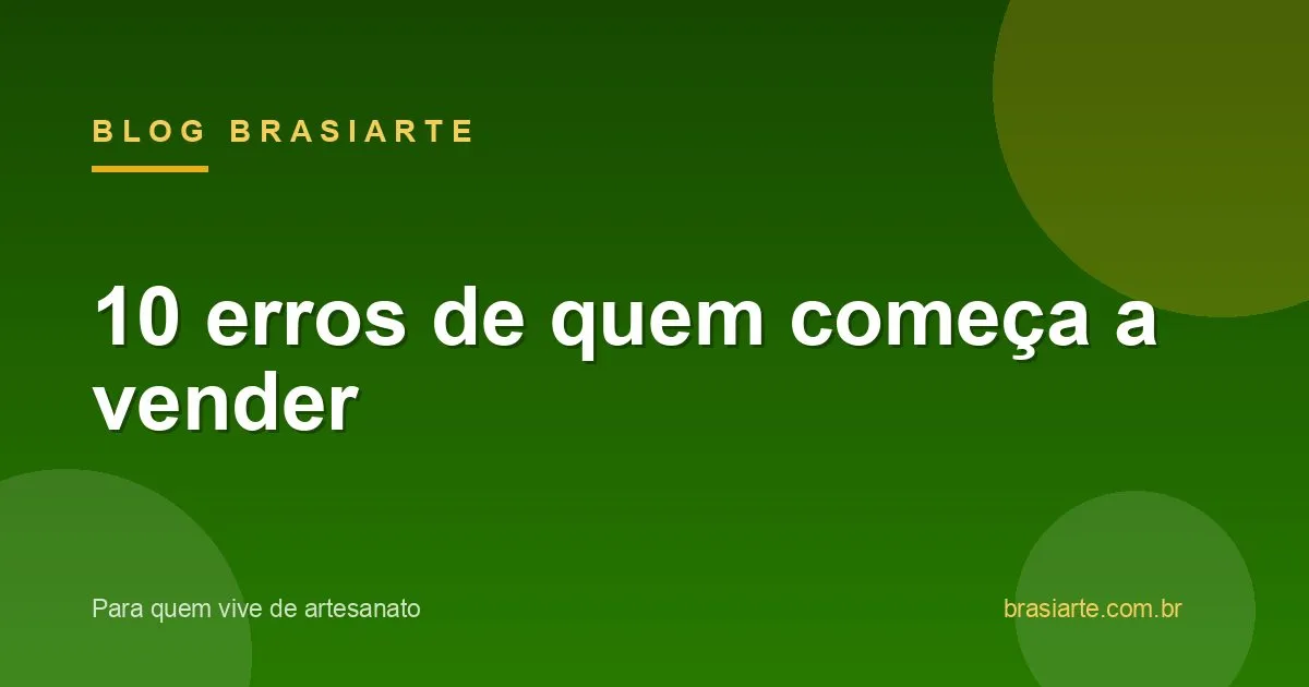 Artesã revisando anotações e peças na mesa de trabalho