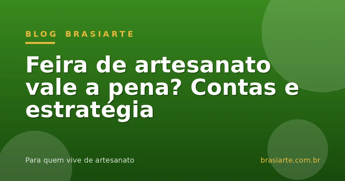 Barraca de feira de artesanato com peças expostas e artesã atendendo cliente