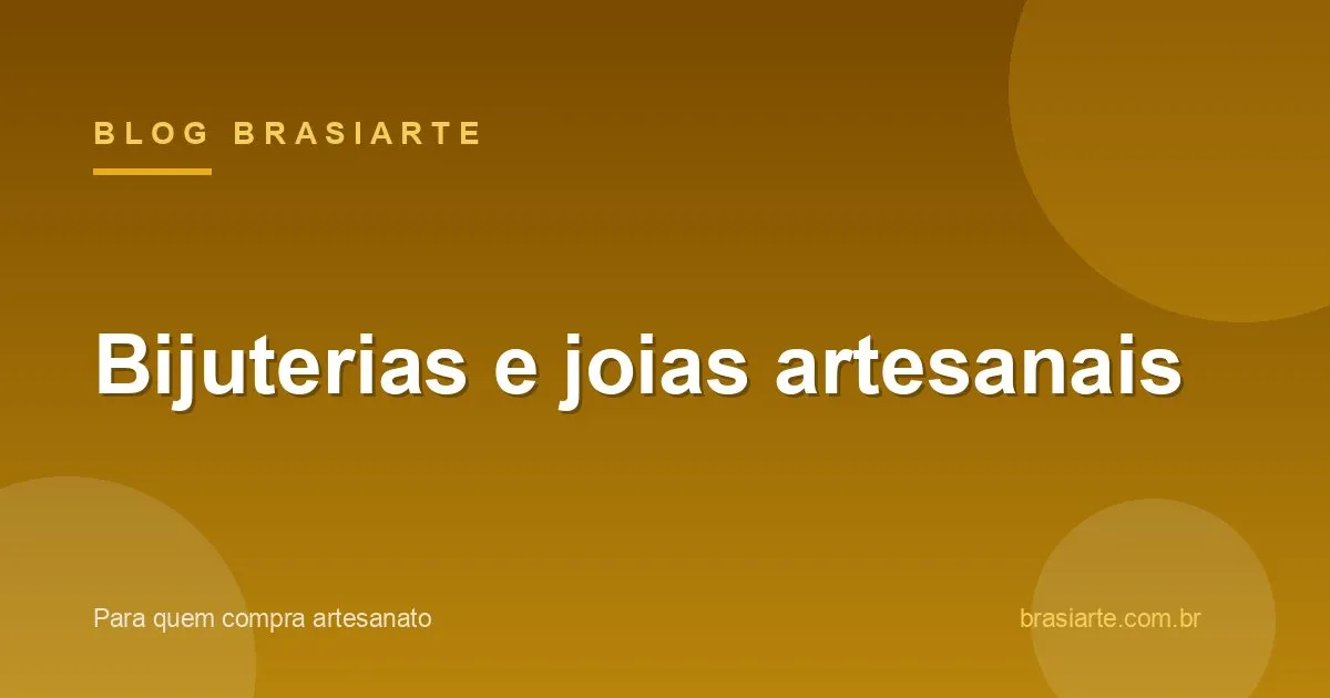 Brincos e colares artesanais sobre mesa de madeira