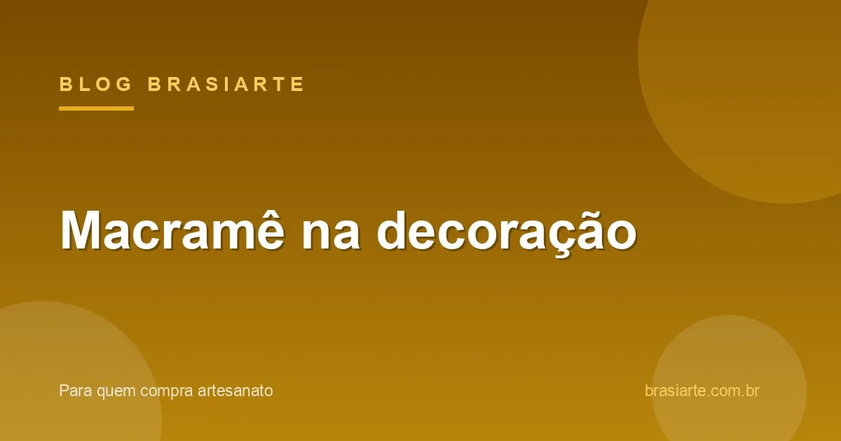 Painel de macramê decorando parede de sala com plantas