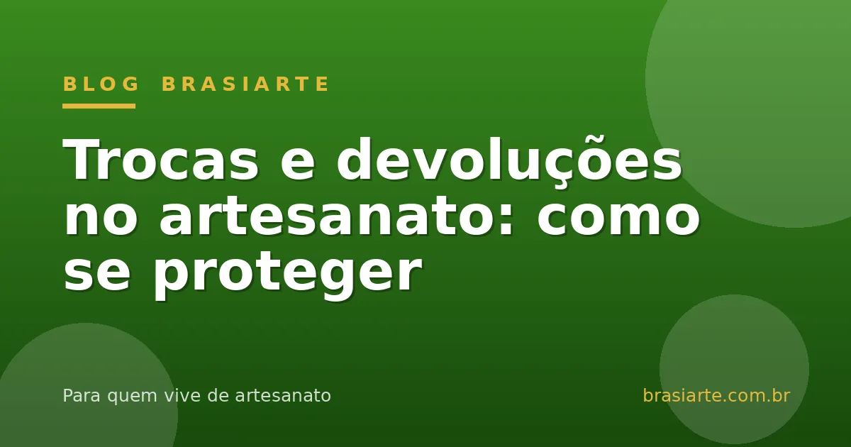 Caixa de encomenda artesanal com etiqueta de devolução sobre a mesa de trabalho