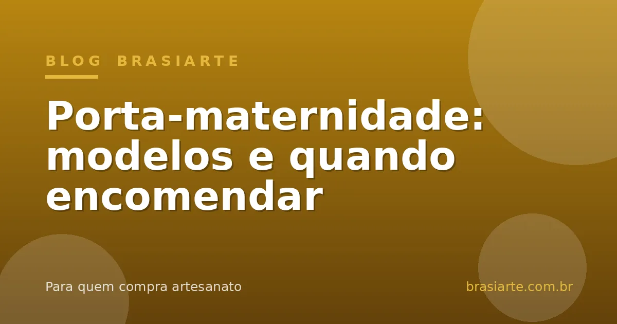Porta maternidade em bastidor bordado com nome de bebê e flores em feltro