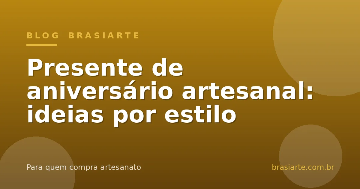 Presente de aniversário artesanal embalado com laço ao lado de peças de crochê e cerâmica