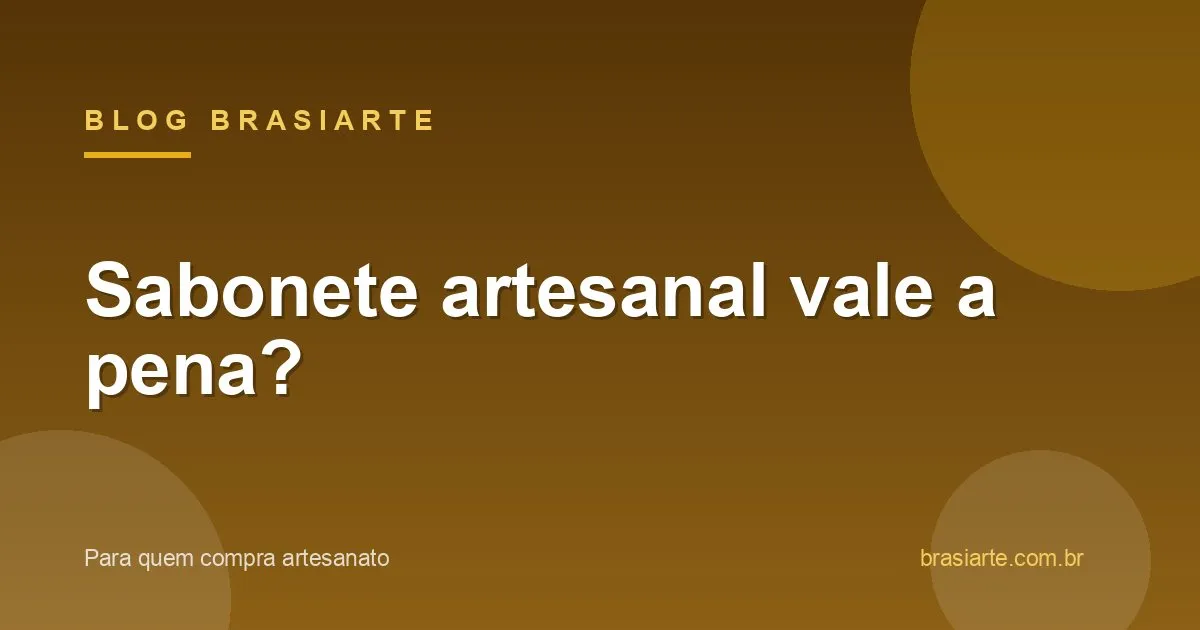 Sabonetes artesanais empilhados com ervas e flores secas