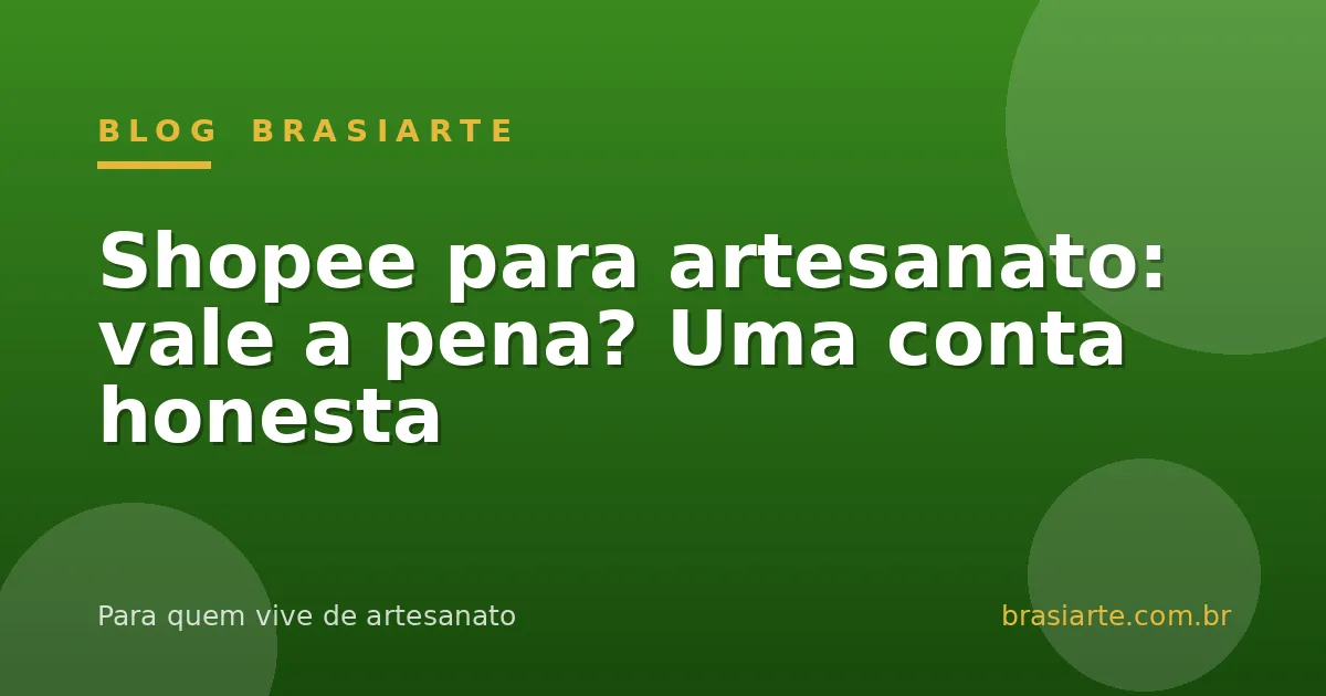 Artesã fazendo contas em um caderno ao lado de peças feitas à mão e do celular