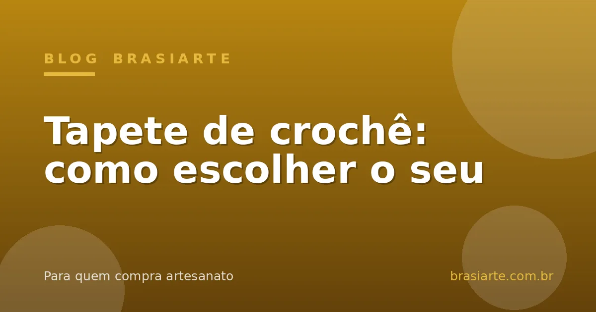 Tapete de crochê redondo de barbante cru sobre piso de madeira em sala aconchegante