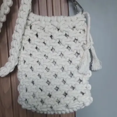 Bolsa lateral - artesanato de Entre nós Macramé