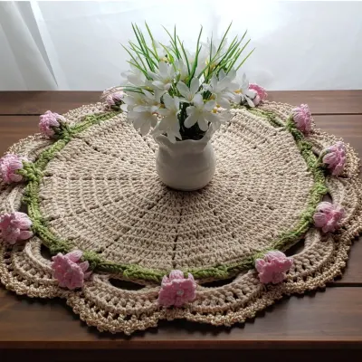 Centro de Mesa em Crochê Botões de Rosa - artesanato de Mari Crochê feito com carinho!