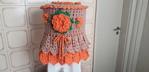 Capa para Galão de Água Mineral 10l em Crochê Bege Laranja - artesanato de Mari Crochê feito com carinho!