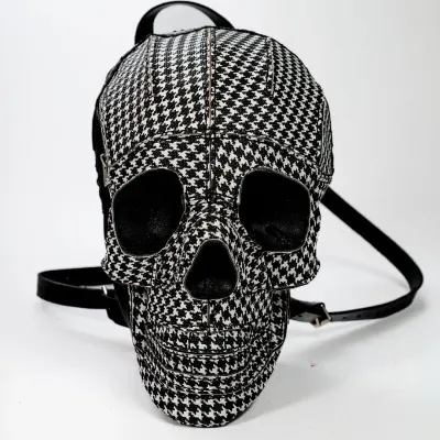 Mochila em couro natural e Sintético - caveira estampa piedupoule - artesanato de Aparatos Costuras e Acessórios