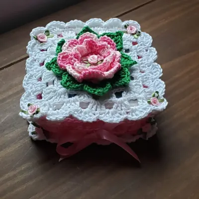 Porta Guardanapos em Crochê Flor Rosa Mesclado - artesanato de Mari Crochê feito com carinho!