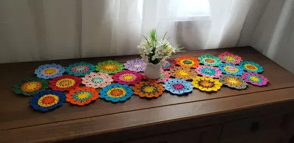 Trilho de Mesa em Crochê - Flores Japonesas (1 Metro) - artesanato de Mari Crochê feito com carinho!