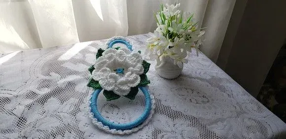 Porta Pano de Prato em Crochê Flor Branca - artesanato de Mari Crochê feito com carinho!