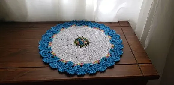 Centro de Mesa em Crochê Barrado Acqua Azul (44 Cm) - artesanato de Mari Crochê feito com carinho!