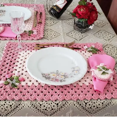 Jogo Americano Rosa Quartzo Tulipinhas (02 Pessoas) - artesanato de Mari Crochê feito com carinho!