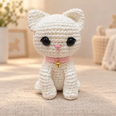 Gatinho Amigurumi com Coleirinha de Crochê e Guizo Dourado - artesanato de crocheteria com a Maria