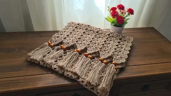 Trilho de Mesa em Crochê com Tassel Caqui - artesanato de Mari Crochê feito com carinho!