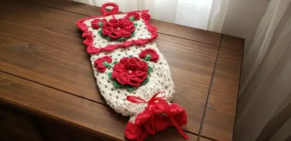 Puxa Saco em Crochê Flores Vermelha - artesanato de Mari Crochê feito com carinho!