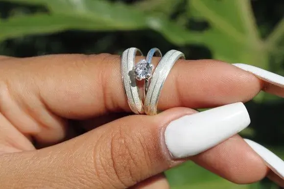 Par Alianças de Namoro Prata 950 4mm + Anel Solitário - artesanato de TM JOIAS