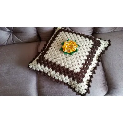 Capa para Almofada em Crochê Quadrada Moldura Marrom - artesanato de Mari Crochê feito com carinho!