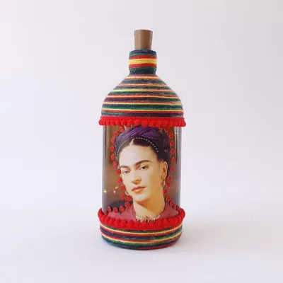 Luminária Garrafa Frida - artesanato de Estudio Bananeira