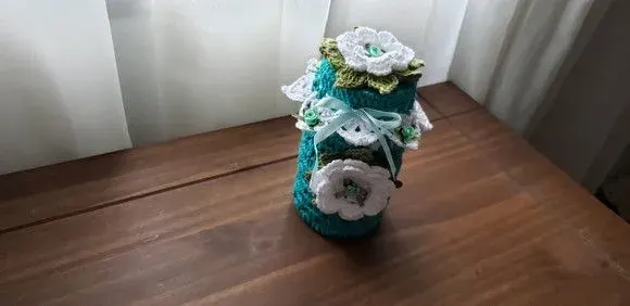 Capa para Potes em Crochê Verde Piscina com Flores Brancas - artesanato de Mari Crochê feito com carinho!