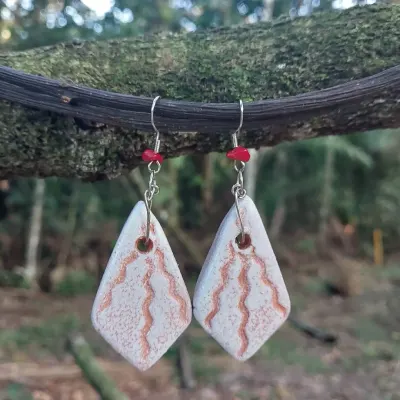Brinco Artesanal em Cerâmica – Caminhos da Terra - artesanato de Nuvem Dourada Biojoias de Cerâmica