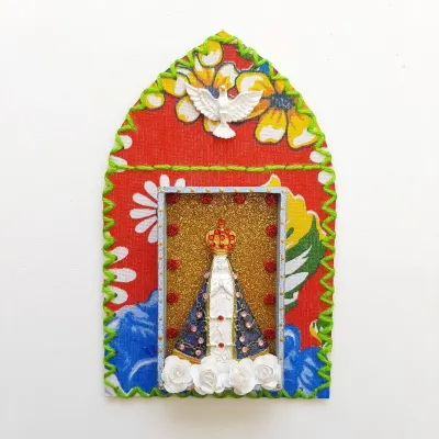 Capelinha de Chita Bordada N. S. Aparecida - artesanato de Estudio Bananeira