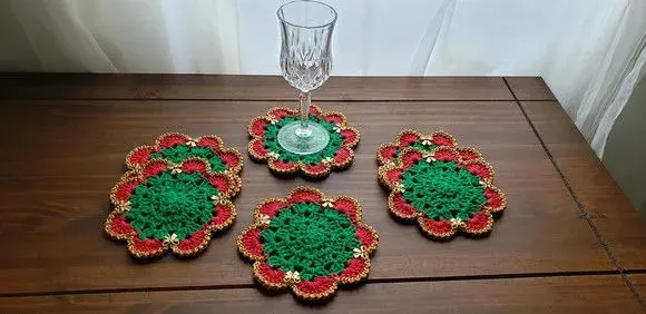Descanso de Taças em Crochê Natal Lacinho Dourado - artesanato de Mari Crochê feito com carinho!