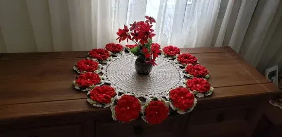Centro de Mesa em Crochê Flores Vermelha - artesanato de Mari Crochê feito com carinho!