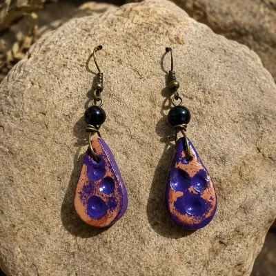 Brinco Artesanal em Cerâmica – Gotas Violetas - artesanato de Nuvem Dourada Biojoias de Cerâmica