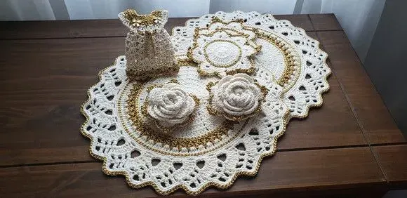 Kit Sousplat Cru Dourado 6 Peças (capa para Adoçante Brinde) - artesanato de Mari Crochê feito com carinho!