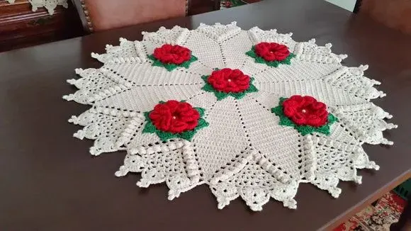 Toalha Redonda Crochê com Flores - artesanato de Mari Crochê feito com carinho!