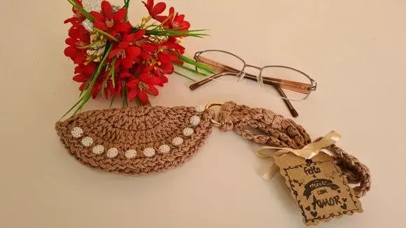 Porta Óculos em Crochê Castanha - artesanato de Mari Crochê feito com carinho!