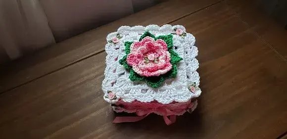 Porta Guardanapos em Crochê Flor Rosa Mesclado - artesanato de Mari Crochê feito com carinho!