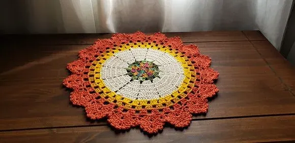 Centro de Mesa em Crochê Barrado Ferrugem (40 Cm) - artesanato de Mari Crochê feito com carinho!
