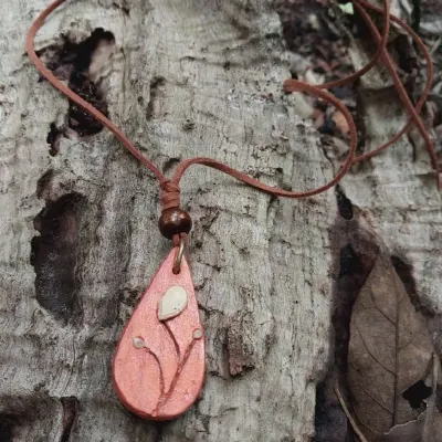 Colar Broto da Terra em Cerâmica Artesanal - artesanato de Nuvem Dourada Biojoias de Cerâmica