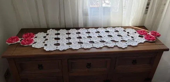 Trilho de Mesa em Crochê Branco com Flores Mescla Pink - artesanato de Mari Crochê feito com carinho!