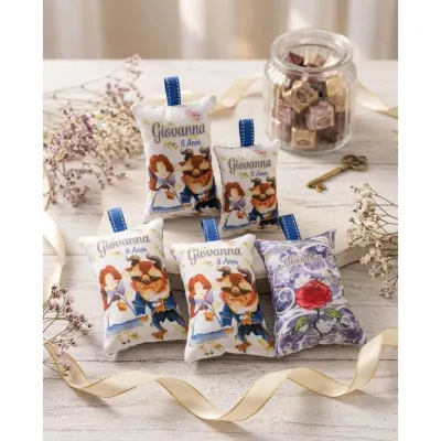 Chaveiro Almofadinha A Bela e a Fera | Lembrancinha Personalizada - artesanato de Innovare Studio